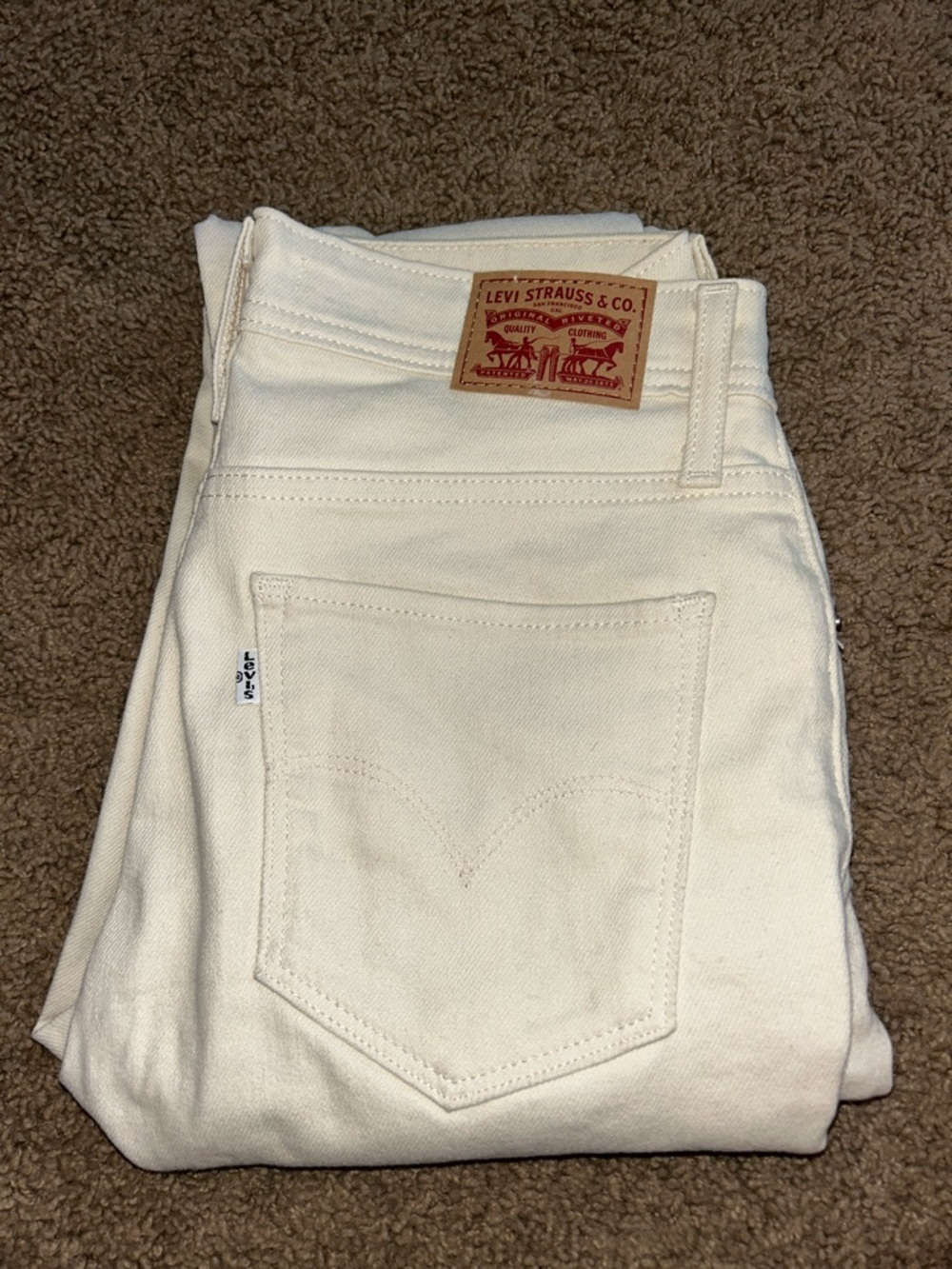 Levi's Women's Cream Slim Straight Jeans with Signature Patch